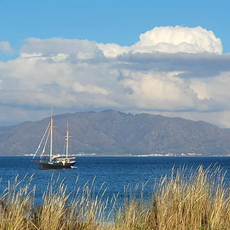 Con Terraza Y Acceso A La Playa